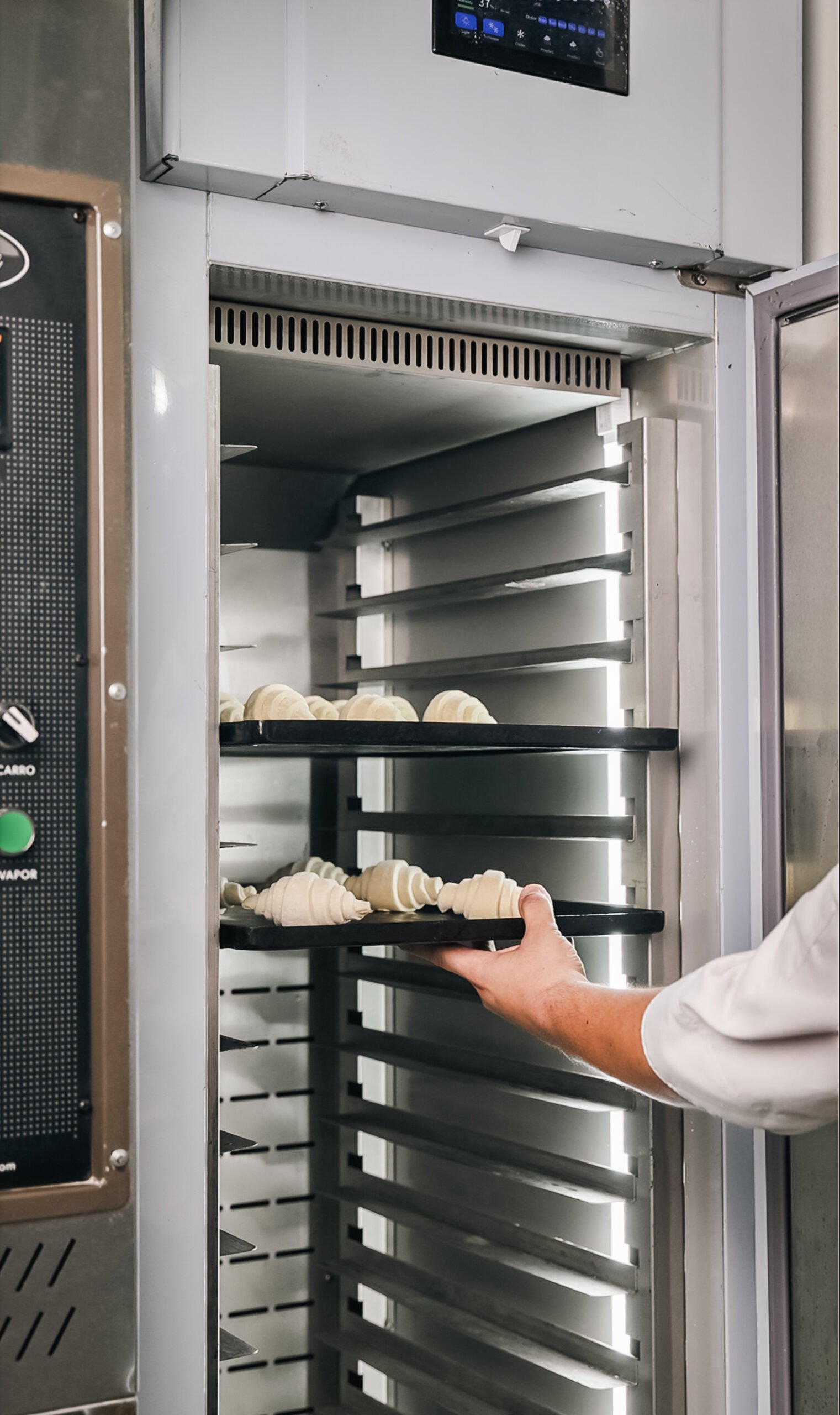 Fermentadora xff18 1 Bandejas con masas dentro de una fermentadora Silcook XFF-18