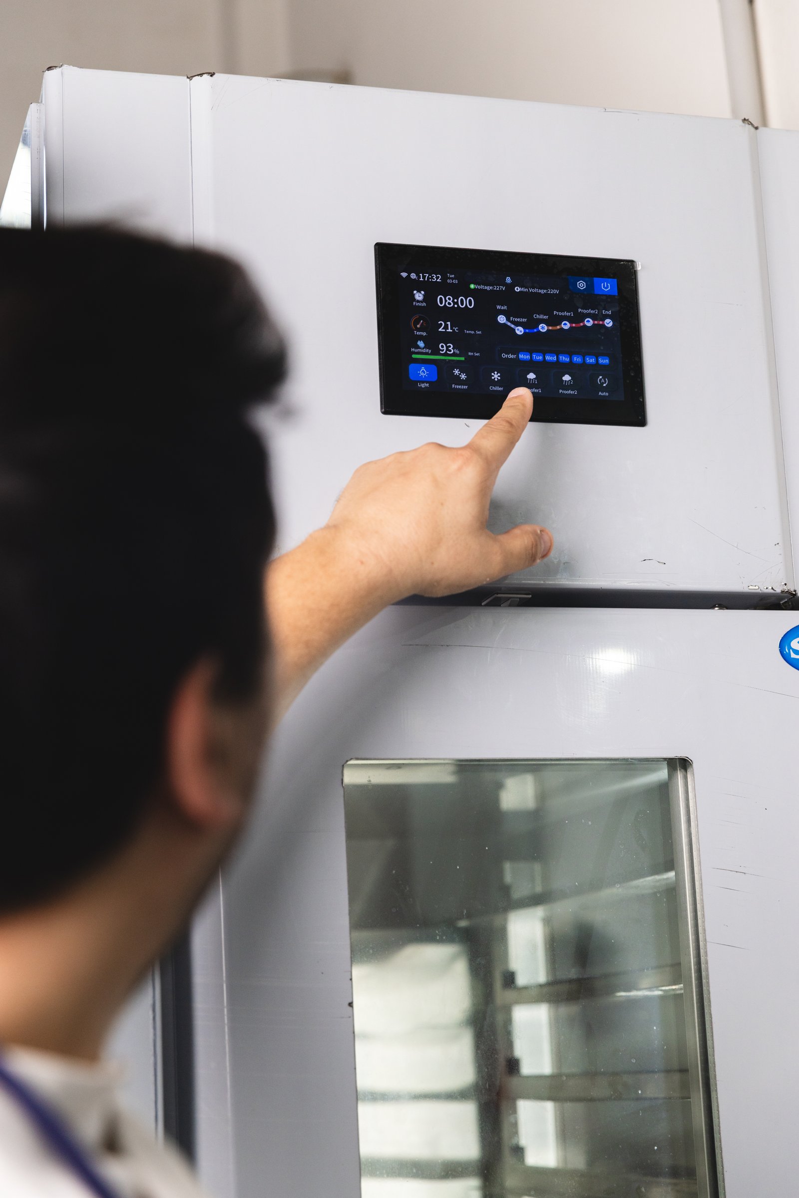 Fermentacion controlada 4 Operador utilizando el panel táctil de una fermentadora Silcook